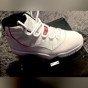 Jordan Retro 11 (Platinum Tint) size 9